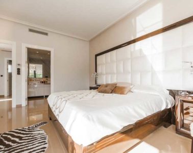 Decorating-a-Small-Bedroom